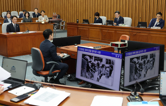 김민석 국무총리 후보자가 24일 국회에서 열린 인사청문회에서 질의을 듣고 있다. [연합뉴스]